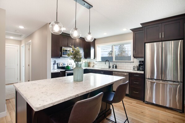 Kjøleskap, mikrobølgeovn, ovn og kokeplater