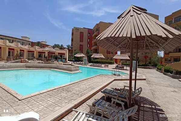 Pool - An apartment with 2 big swimming pools and garden, close to the airport (Hurghada)