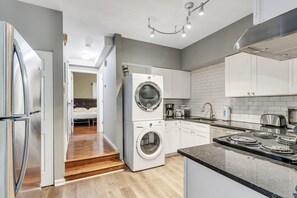 Réfrigérateur, four à micro-ondes, un four, surface de cuisson