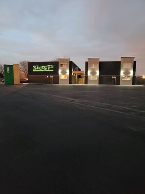 Property grounds - Beautiful Contemporary Suite #15 (Lawton)