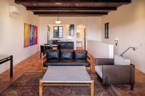 Villa (Pierpont) | Living room | 45-inch Smart TV with cable channels, books - Hotel San Buena (Ventura)