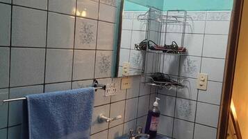 Haartrockner, Bidet, Handtücher, Toilettenpapier