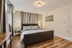 4 sovrum, skrivbord, strykjärn/strykbräda och resesäng