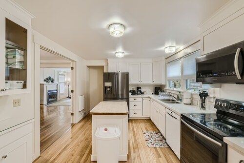 Prime Location walk to attractions w Free Parking