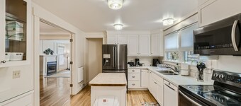 Prime Location walk to attractions w Free Parking