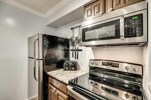Fridge, microwave, oven, stovetop - 25% OFF 1BD Condo, Pool, HWY161/183, DFW South I28 (Irving)
