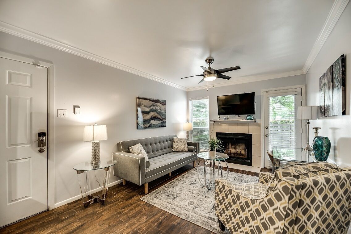 Televisión y chimenea 