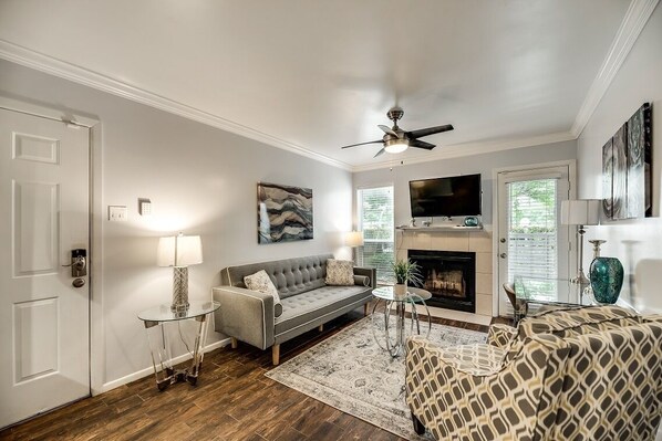 TV, fireplace - 25% OFF 1BD Condo, Pool, HWY161/183, DFW South I28 (Irving)