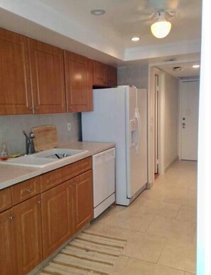 Fridge, microwave, oven, stovetop - 2-bedroom condo just 7 minutes to Hollywood Beach (Hallandale Beach)