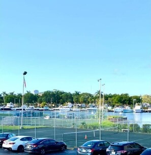 Third-party on-site parking - 2-bedroom condo just 7 minutes to Hollywood Beach (Hallandale Beach)