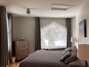 2 soverom, strykejern/-brett, reiseseng for barn og wi-fi