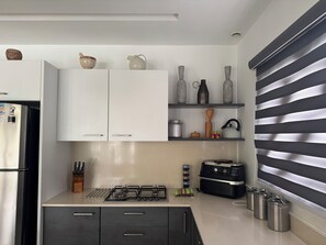 Refrigerador, microondas, horno y cafetera y tetera 