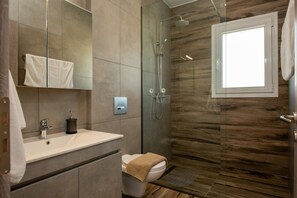 シャワー、タオル、トイレットペーパー