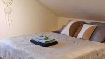 1 Schlafzimmer, Schreibtisch, Bügeleisen/Bügelbrett, Reisekinderbett