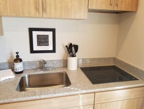 Frigorifero, microonde, piano cottura, macchina per tè/caffè