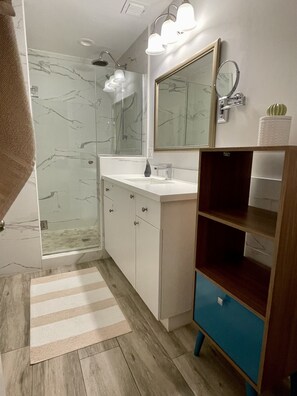 Sèche-cheveux, serviettes fournies, savon, papier toilette