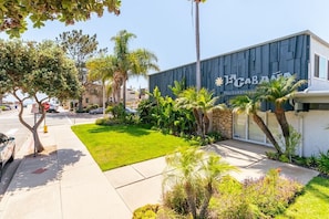 المنطقة المحيطة بالمنشأة