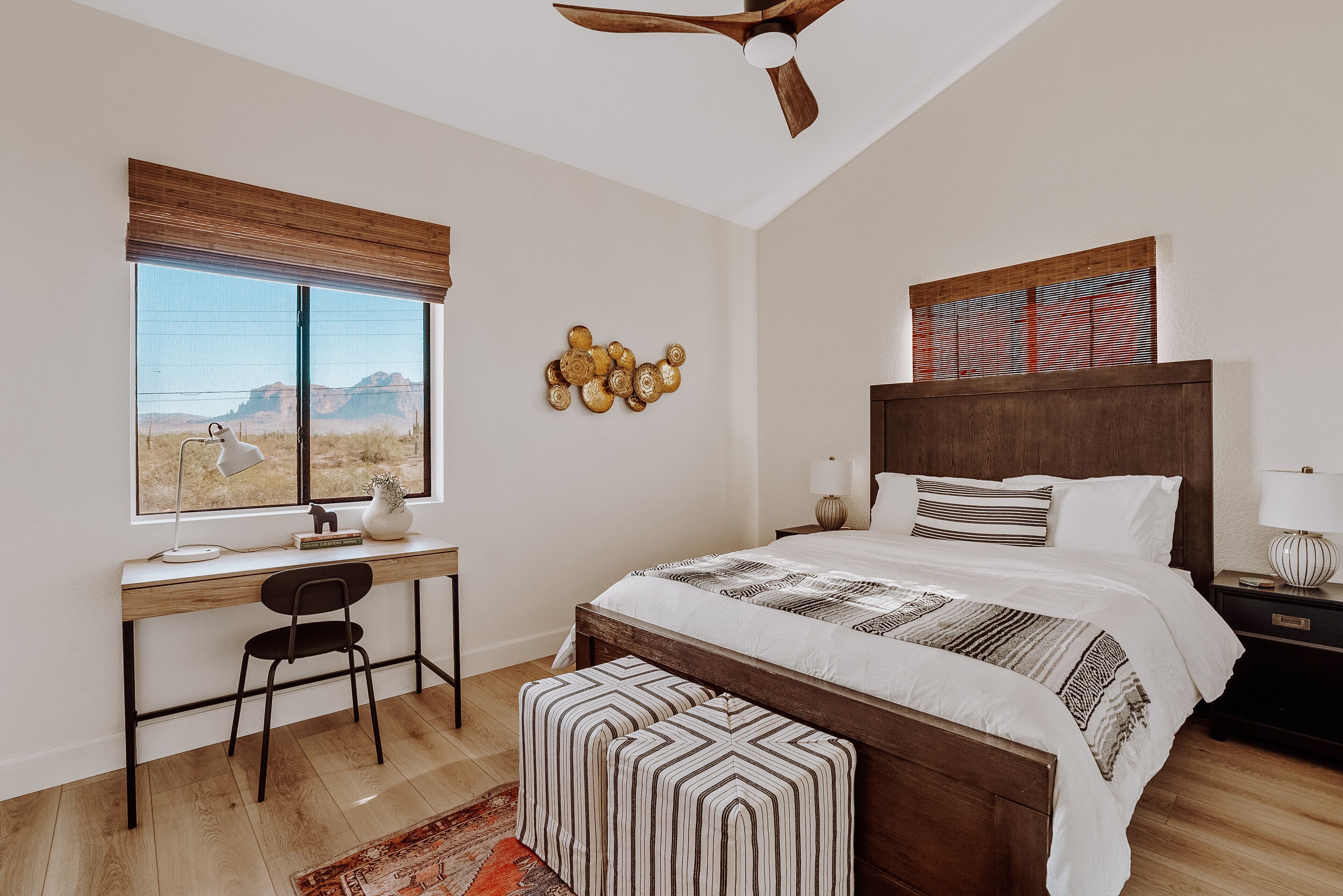 3 habitaciones, escritorio y tabla de planchar con plancha 