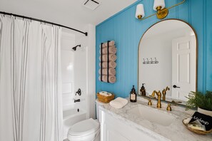 Sèche-cheveux, serviettes fournies, savon, shampoing