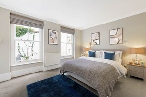 2 bedrooms, desk, iron/ironing board, travel crib - Beautiful Royal Borough Apartment (South Kensington)