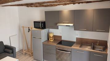 Réfrigérateur, micro-ondes, four, bouilloire électrique