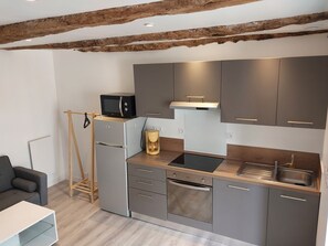 Réfrigérateur, micro-ondes, four, bouilloire électrique