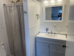 Regadera, toallas, jabón, papel de baño 