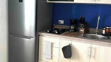 Geladeira, micro-ondas, cooktop, cafeteira/chaleira