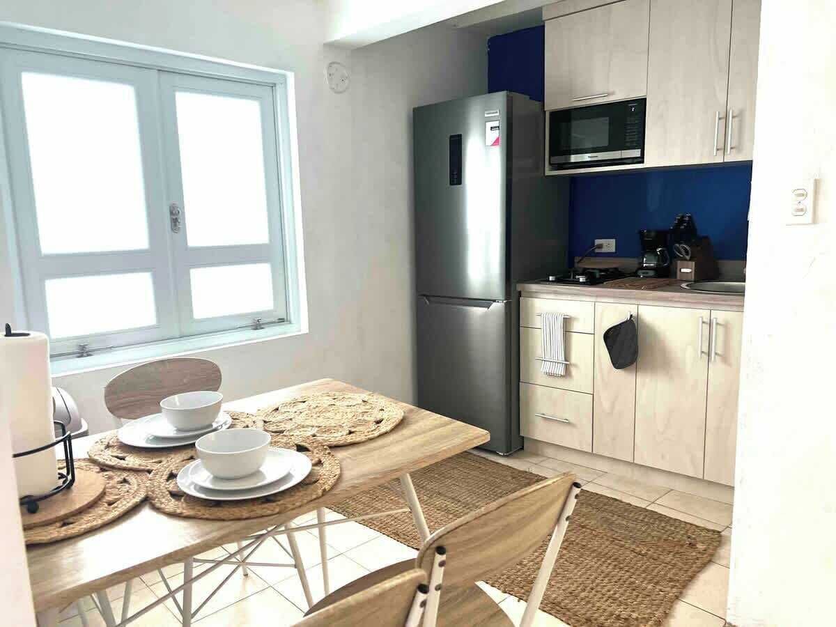 Refrigerador, microondas, parrilla de estufa y cafetera y tetera 