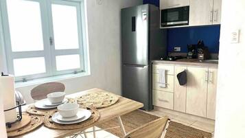 Geladeira, micro-ondas, cooktop, cafeteira/chaleira