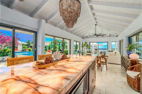 Sunset Sanctuary: Gorgeous 5br w/huge pool/deck & lots of space!