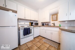 ثلاجة، ميكروويف، فرن، موقد طهي مسطح