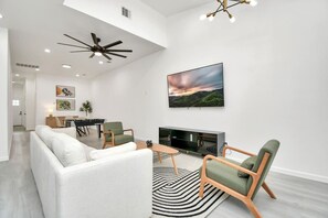 TV - Luxe 3BR/2BA Near Downtown•Sleeps 9• Netflix•Wi-Fi (Houston)