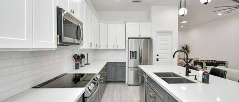 Refrigerador, microondas, horno, placa de cocina