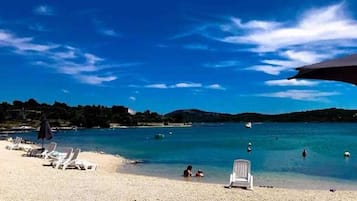 Una spiaggia nelle vicinanze