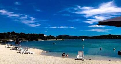 Uusi asuntovaunu Domina lähellä rantaa