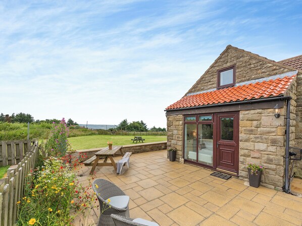 Outdoor dining - 1 bedroom accommodation in Ravenscar, near Whitby (Ravenscar, near Whitby)
