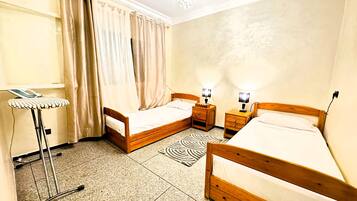 2 camere, una scrivania, ferro/asse da stiro, culla da viaggio