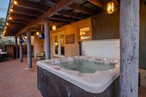 Terrace/patio - 1 mile to UofA, 5 minutes to downtown. 360 views of city lights & mountains! (Tucson)