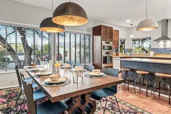 Dining - 1 mile to UofA, 5 minutes to downtown. 360 views of city lights & mountains! (Tucson)