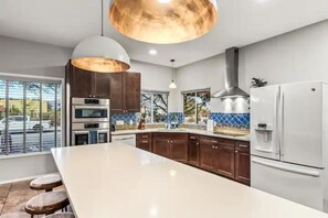 Fridge, microwave, oven, stovetop - 1 mile to UofA, 5 minutes to downtown. 360 views of city lights & mountains! (Tucson)