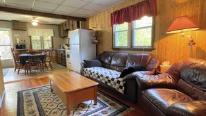 TV, DVD player, stereo - Cozy Cottage on Katchawanooka Lake (Lakefield)
