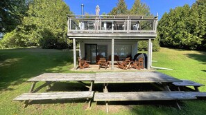 Outdoor dining - Cozy Cottage on Katchawanooka Lake (Lakefield)