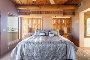 4 soverom, skrivebord, strykejern/-brett og reiseseng for barn