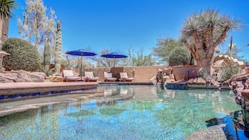 Una piscina al aire libre, una piscina climatizada