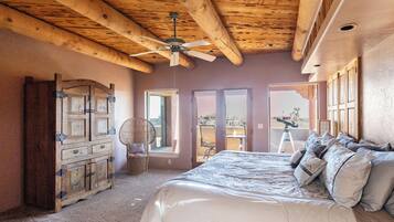 4 habitaciones, escritorio y tabla de planchar con plancha