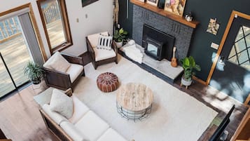 Smart TV, fireplace, ping pong, books