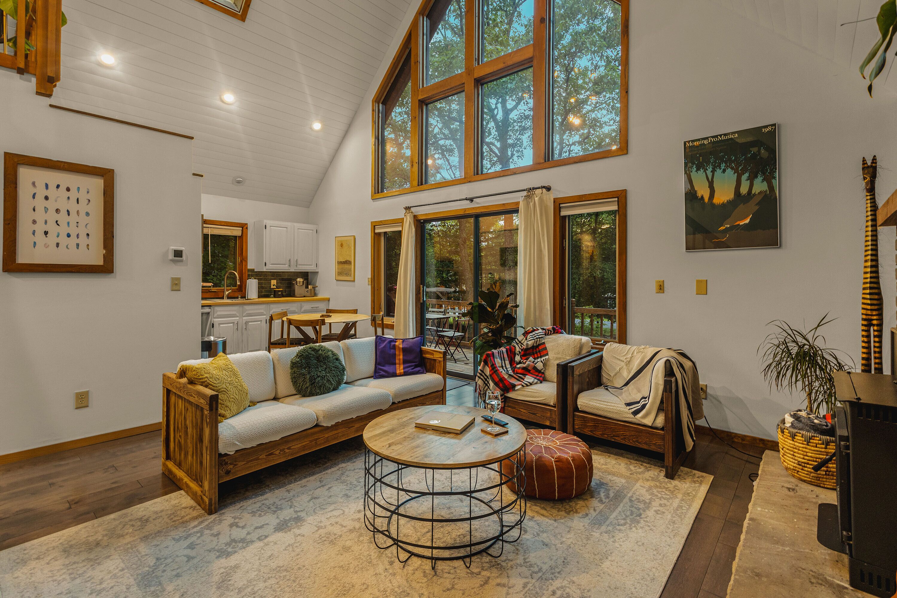 スマートテレビ、暖炉、卓球台、書庫