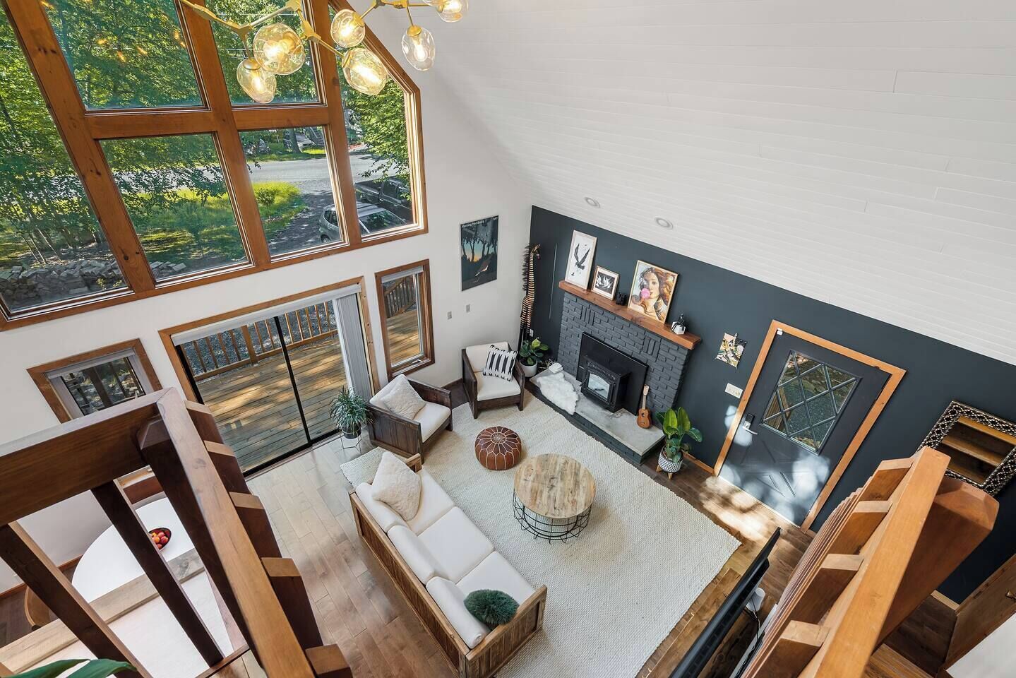 スマートテレビ、暖炉、卓球台、書庫