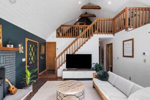 Smart TV, lareira, mesa de pingue-pongue, livros